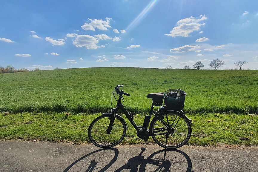 Fahrrad Fahrrad vor Hügelkulisse