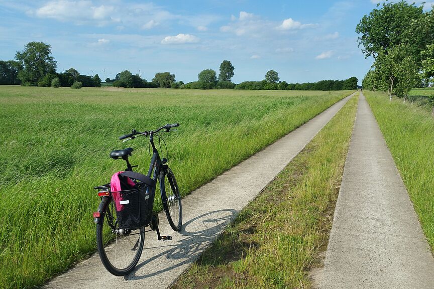 Fahrrad im Feld Fahrrad auf Feldweg