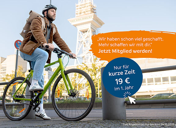 Mann auf Fahrrad mit Werbetext für ADFC Einstiegsmitgliedschaft